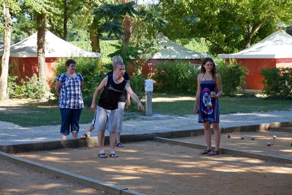 Camping Le Pressoir Petit-Palais-et-Cornemps Экстерьер фото